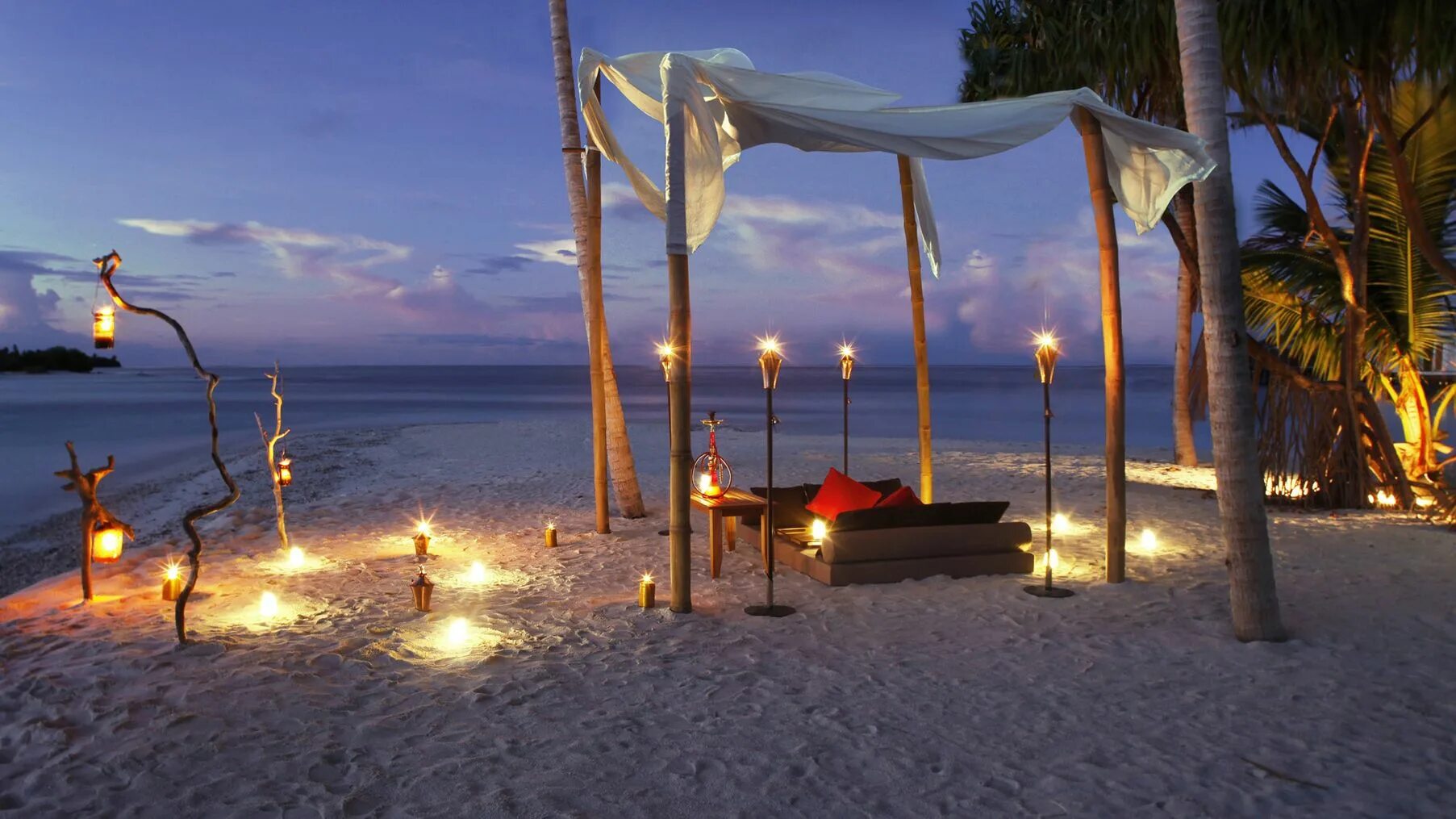 Красивая ночь романтичные картинки. The Residence Maldives Мальдивы, Атолл Гаафу-Алиф, Falhumaafushi. Вечер на берегу моря. Романтика на берегу океана. Ночной пляж романтика.