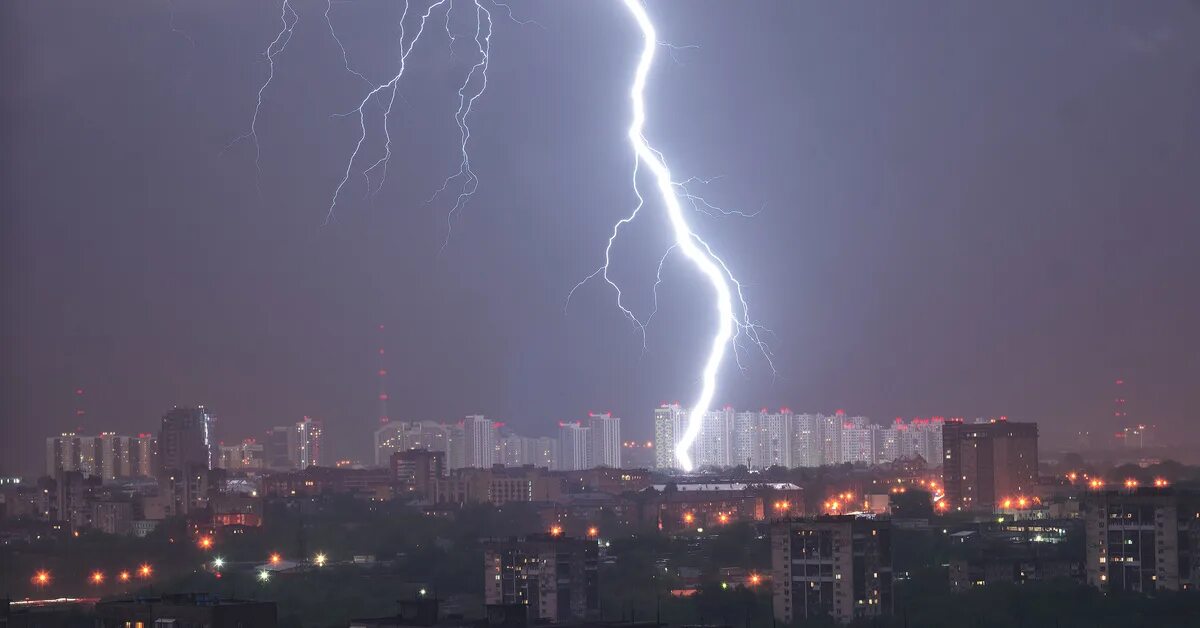 Фото Екатеринбурга с молнией. Фото молнии Саров. Ночью был сильный