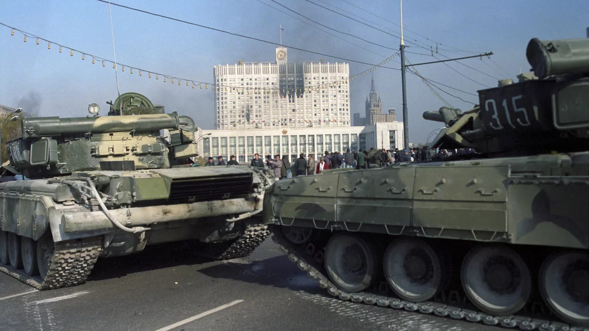 В 1993 россия становится. Танки белый дом 1993. Т-80уд Москва 1993. Танки в Москве 1993. Путч 1993 танки в Москве.