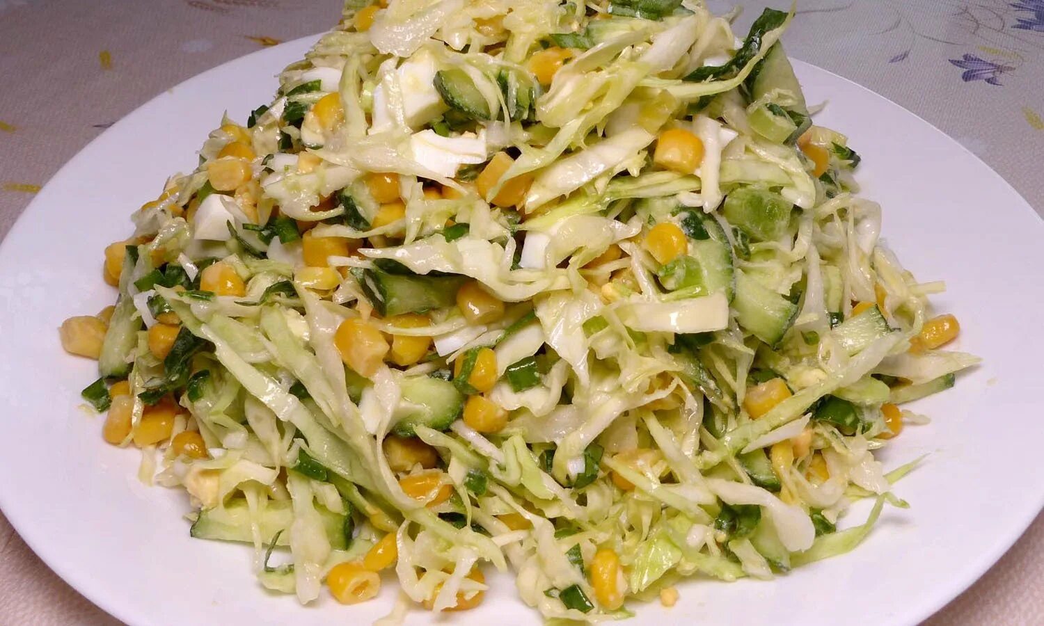 Салат из капусты огурцов кукурузы. Салат из свежей капусты с кукурузой. салат из капусты и кукурузы. салат со свежей капустой и кукурузой. витаминный салат с кукурузой.