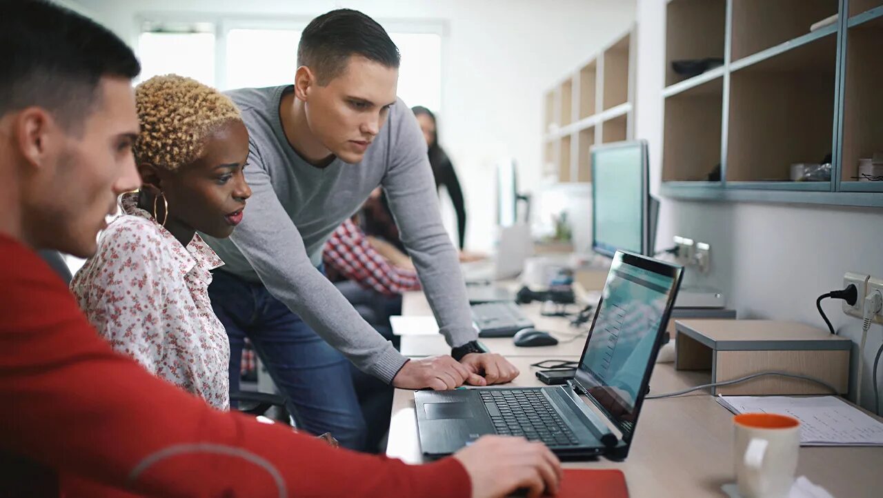 Blended working. Бизнес переговоры. Человек за компьютером. Предпринимательство картинки. Бизнес люди.