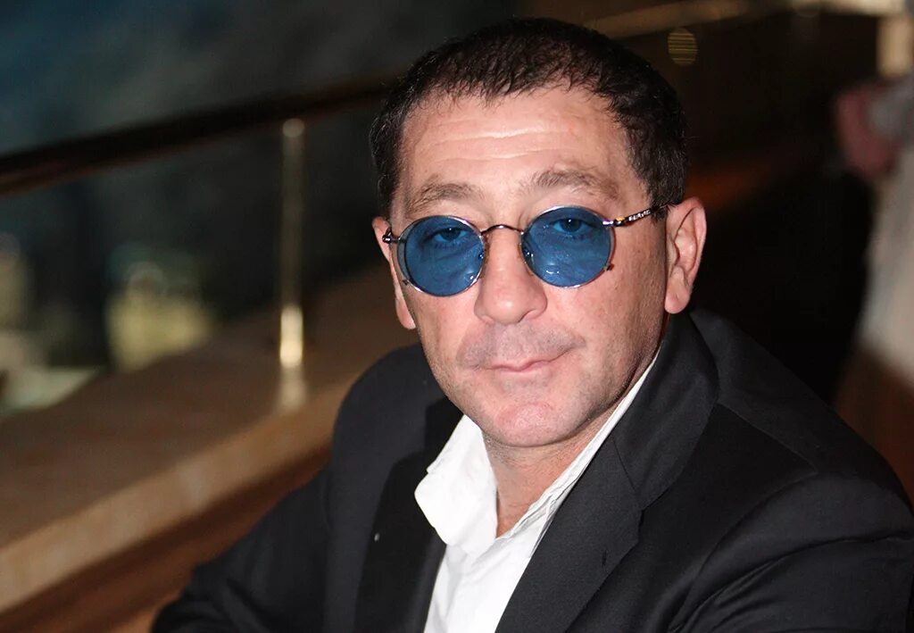 певец григорий лепс. певец в круглых очках. григорий лепс. певец в круглых очках. элтон джон в очках.