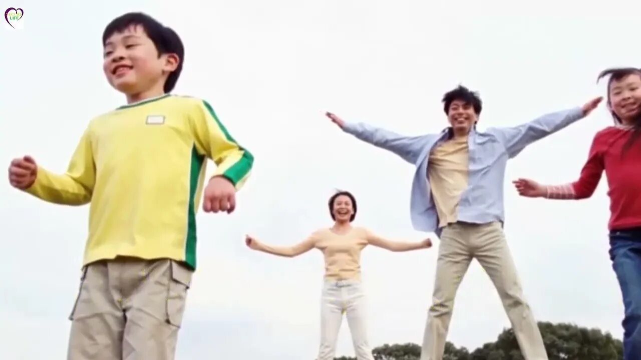 Дошкольное и начальное образование. Радостные дети. Гифка в очках. Go and see what the children. Ребятишки на пляже.