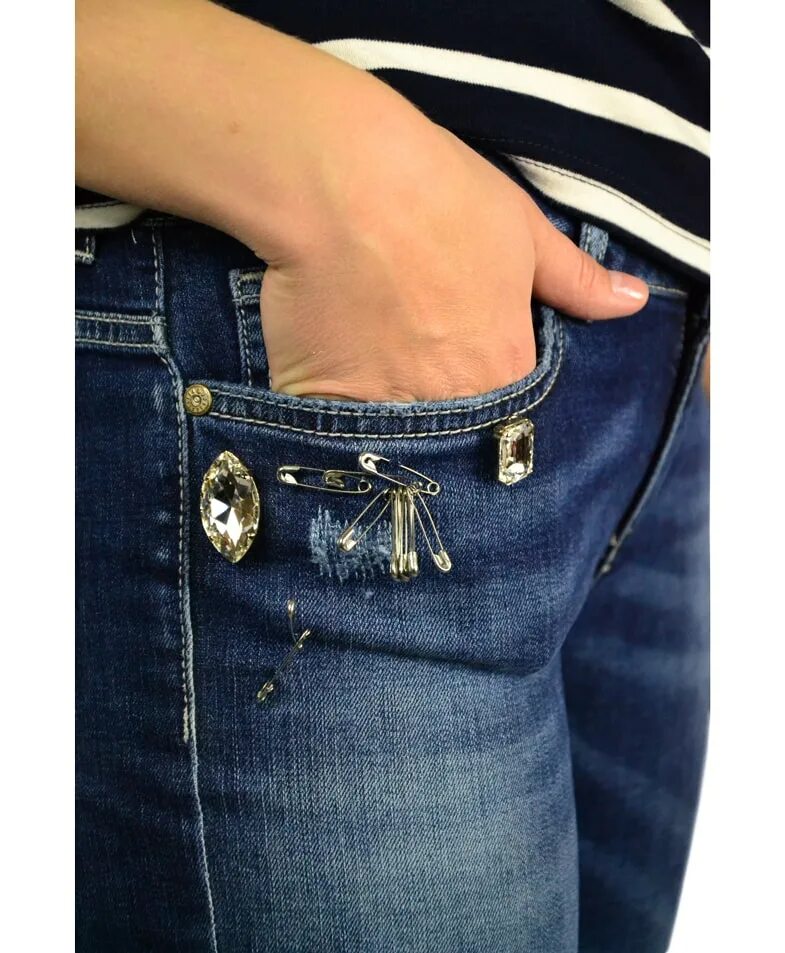 Застегнуть молнию на платье. Булавка приколотая к одежде. Булавка от сглаза и порчи. Красивая булавка. Английская булавка на одежде.