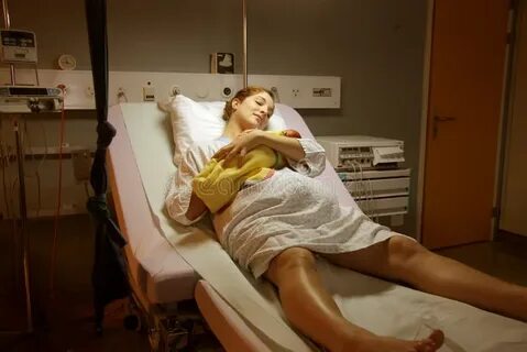 Женщина рожает ребенка в больнице