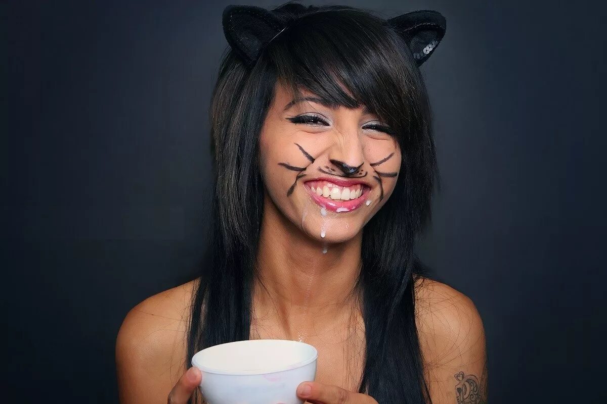 Красивая девушка с кошкой. Девочка с котятами. Косплей девушки. Красивые девушки с котиками. Котёнок-ребёнок.