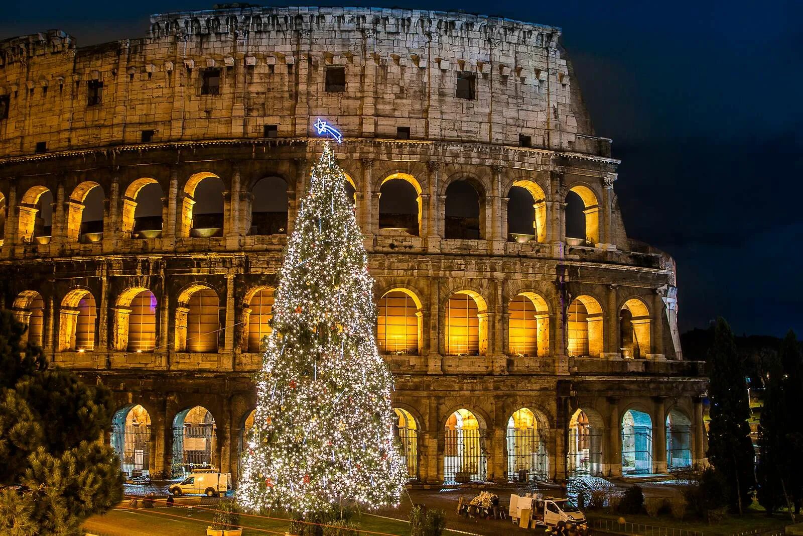 Как празднуют новый год в италии. Главная Рождественская елка Рима на Пьяцца Венеция. Италия Кристмас. Главная елка в Италии. Рим (Италия) Рождественская елка на площади Пьяцца Венеция..