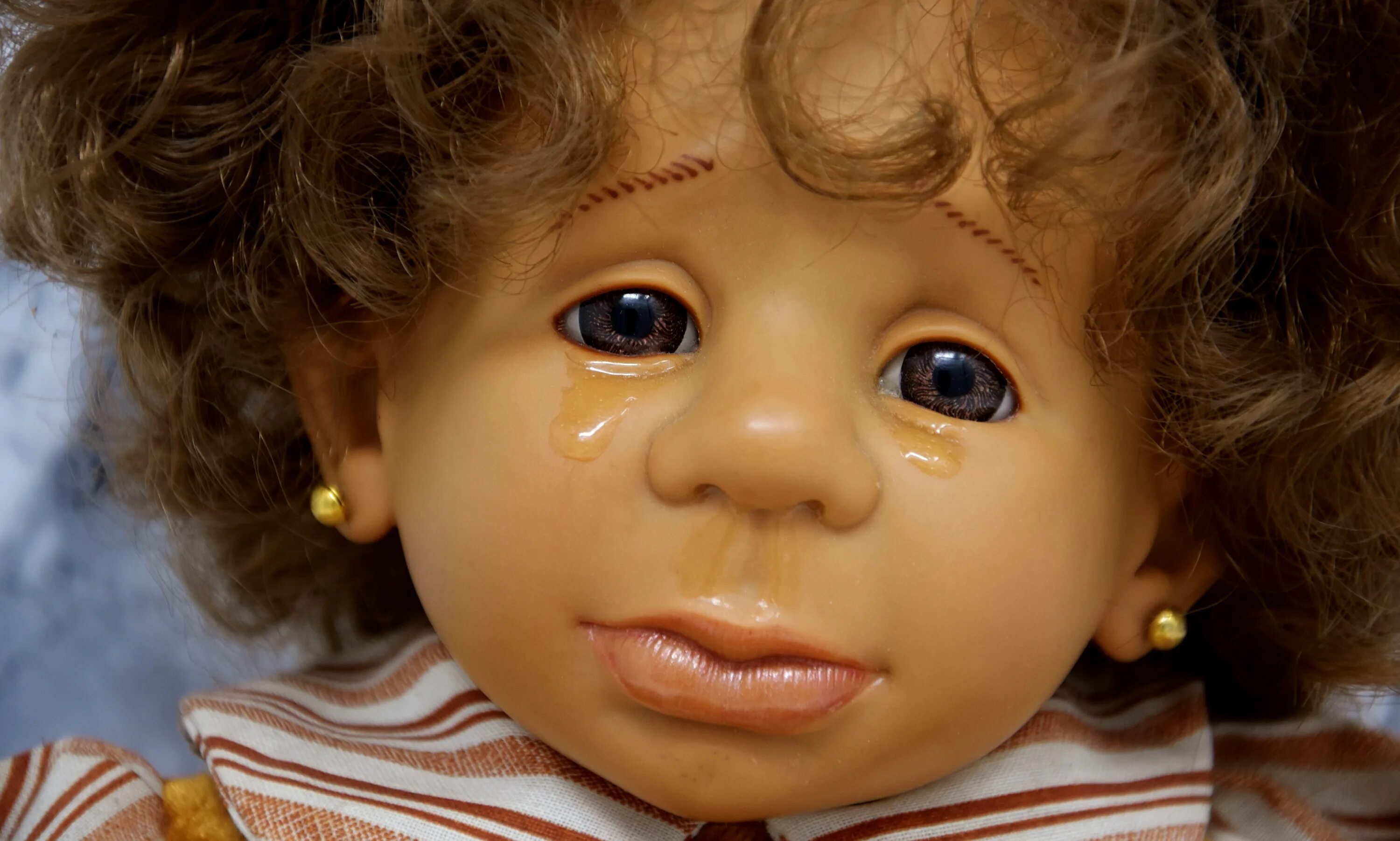 Кукла которая плачет. Кукла плачет. Кукла со слезой. Куклы с грустным лицом. Ревущая кукла.