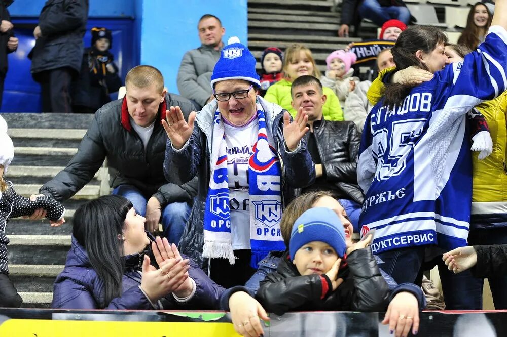 Мы болельщики с урала так держать ребята. Команда вести южный урал. Урал-спорт березники. Сургут 2008 хоккей. Шарф фанатов хк южный урал орки.