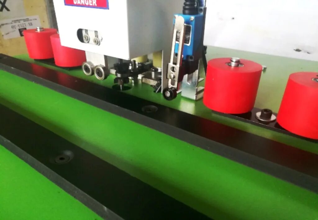 Кромкооблицовочный станок dm-110. Кромкооблицовочный станок dm. Кромкооблицовочный станок дельта дм 110. Кромкооблицовочный станок dm-107 pro. Кромкооблицовочный станок deltamachinery dm-105.