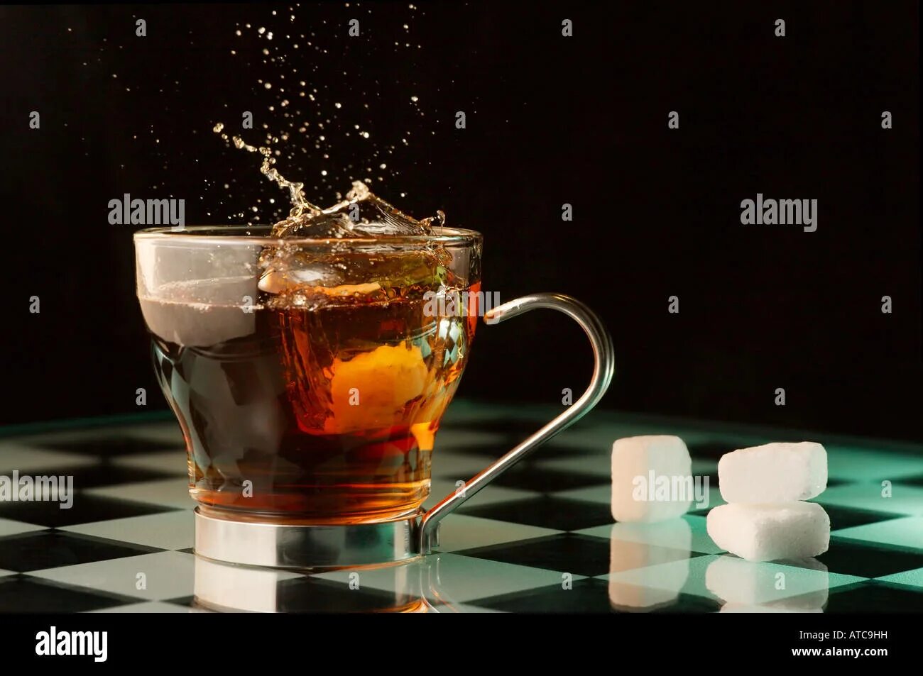 Чай с сахаром. Чай с сахаром в стакане. Чай с кусочком сахара. Растворение сахара в чае. Почему в горячем чае кусочек сахара