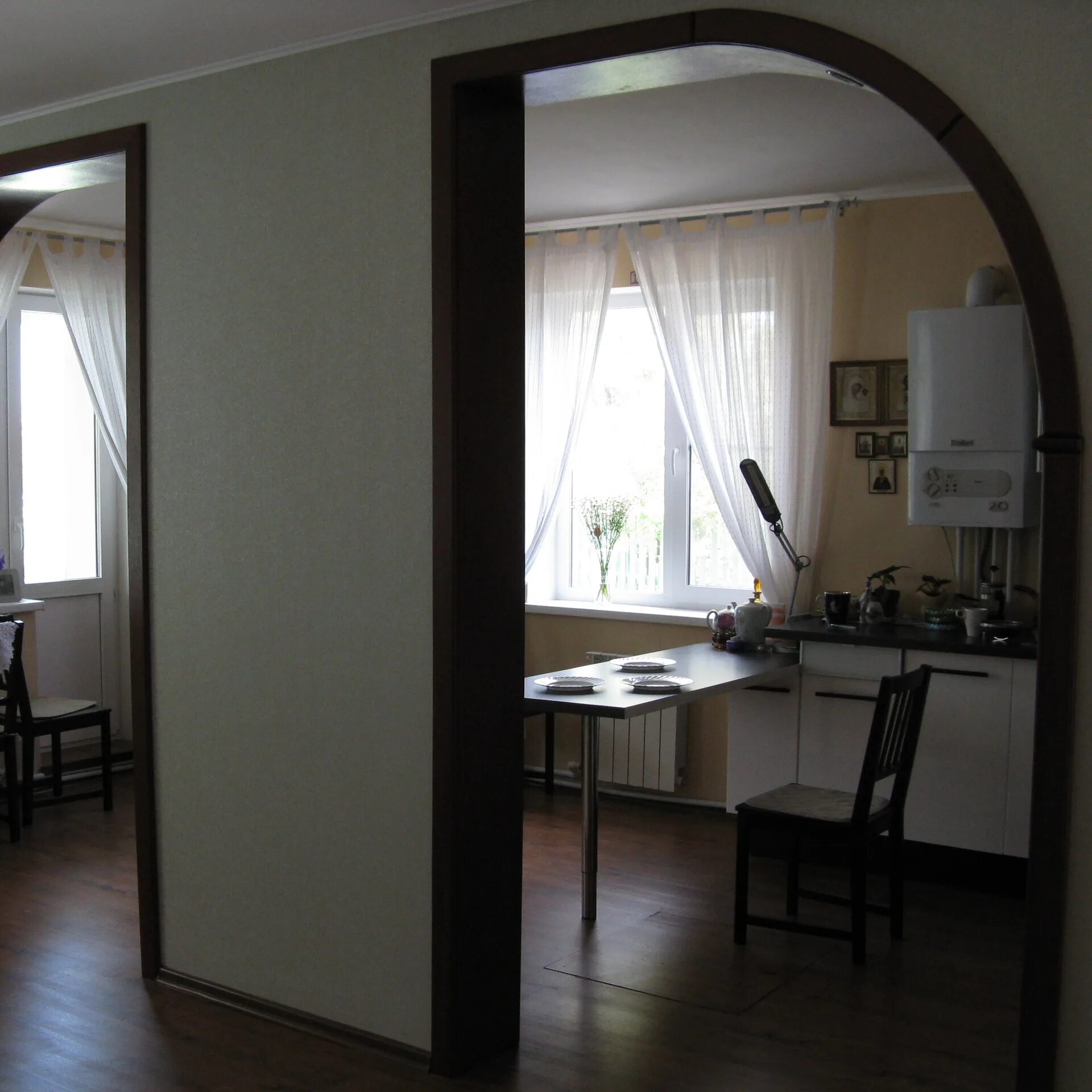 Две межкомнатные двери рядом. Межкомнатные двери 1200х2000 раздвижные. Два проема. Раздвижные двери межкомнатные в интерьере. Двери в гостиную.