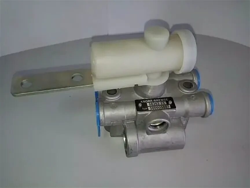 Кран уровня пола мерседес. Клапан крана уровня пола mercedes 350. Кран уровня пола мерседес. Кран уровня пола мерседес. Кран уровня пола пнево подушки мерседес атего 815.