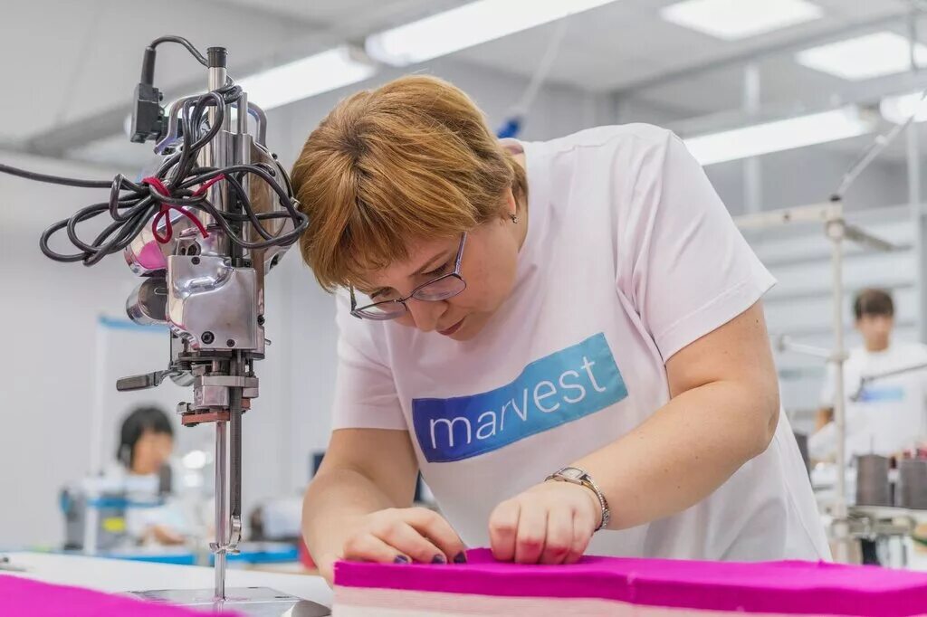 Швейная фабрика. Швейный цех. Швейный участок. Швея прямой работодатель спб. Швейная фабрика.