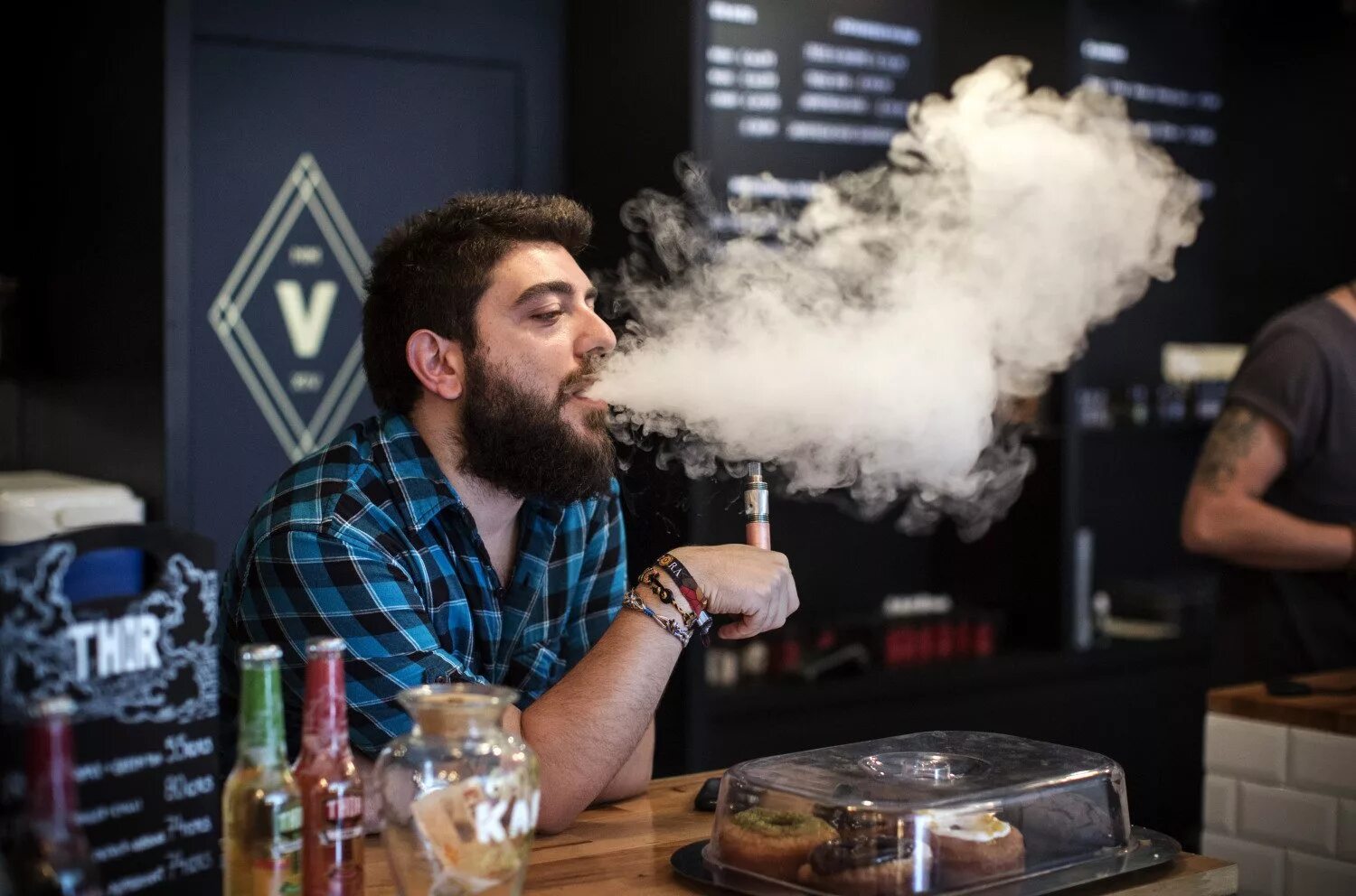 Вейп фото. Vape Zone Невский 65. Вейп. Электронные сигареты вейперы. Фото вейпа.