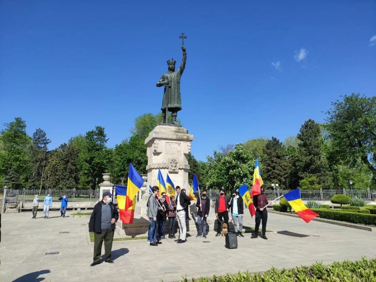 Республика молдова в москве. Памятник Штефану чел Маре в Молдове. Штефан чел Маре памятник. Кишинёв монумент Штефана чел Маре. Кишинев памятник Штефану.