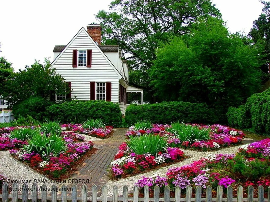 Фото клумбы с цветами возле дома. Клумбы на даче. Красивый палисадник. Цветник в палисаднике. Цветы в палисаднике перед домом.