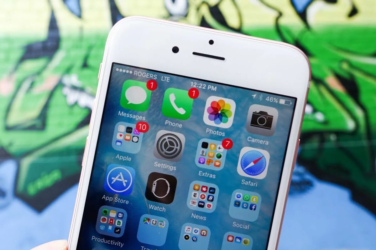 Эппл удалила приложение. Stock ios app. айфон через ё10 лет. телефон эпл с открытым приложением картинка. эппстор магазин купить айфон.