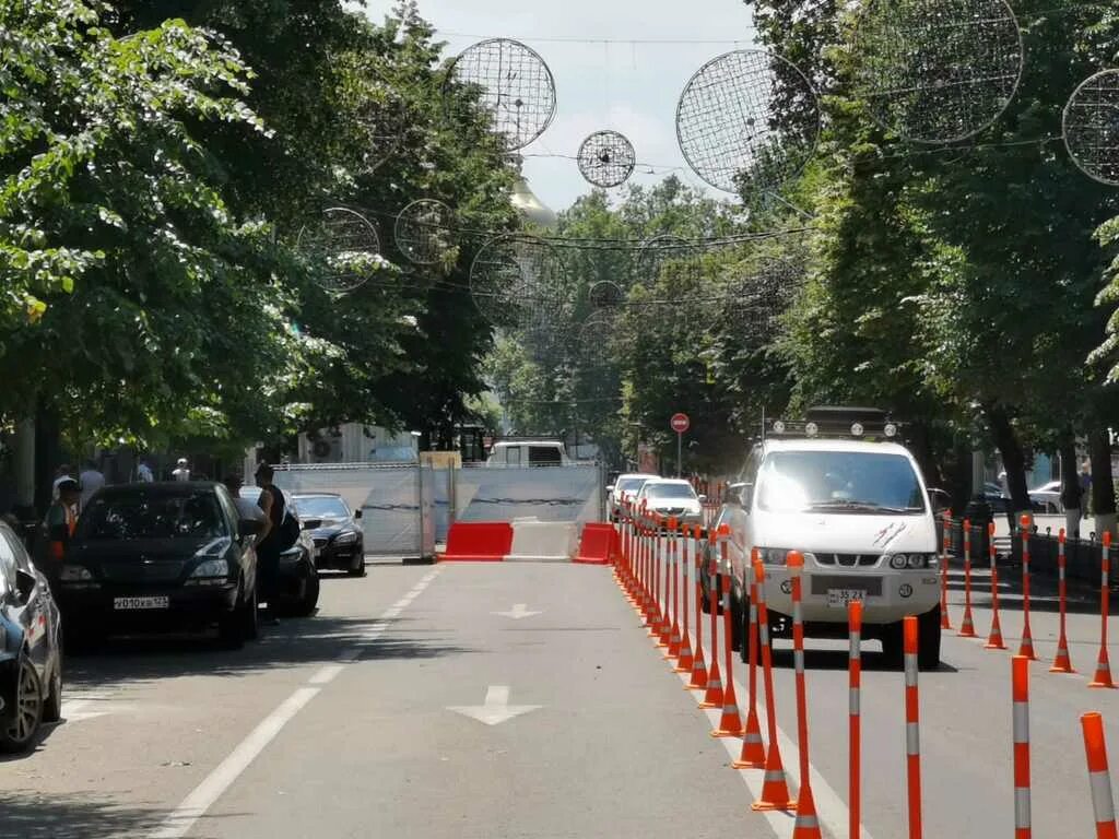 Города украины. Город крд. Энка жукова краснодар. Екатерининский храм краснодар. Сквер дружбы народов краснодар.