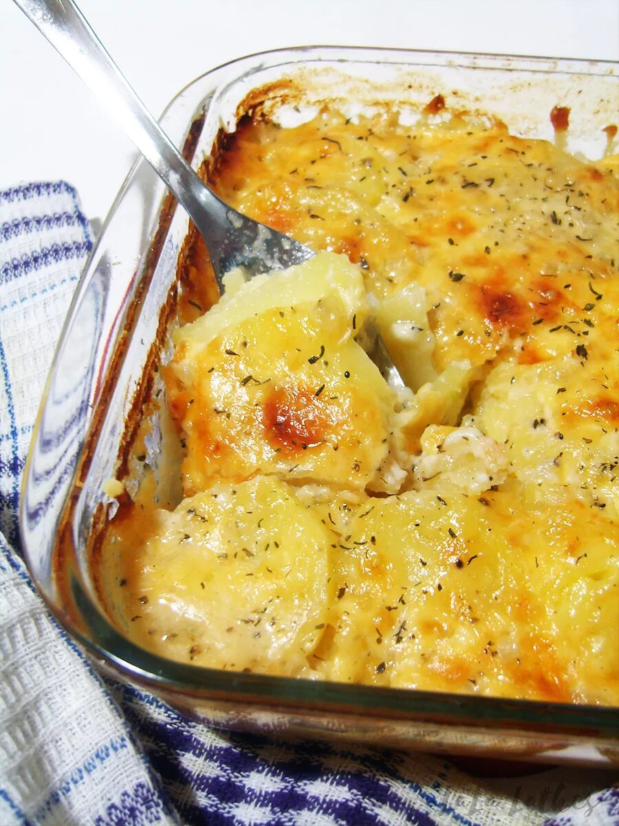 Гратен дофинуа gratin dauphinois. Французский картофельный гратен. Картофельная запеканка гратен. Французский гратен дофинуа. Картофель гратен дофинуа.