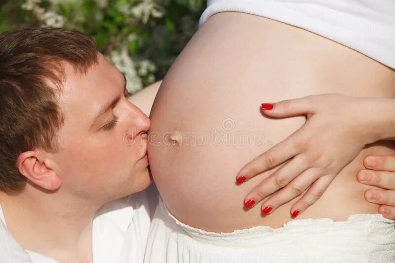 Женщина целует живот мужчине. Поцелуй в живот беременной. Целует животик беременной. Мужчина целует беременную в живот. Муж целует животик беременной жены.