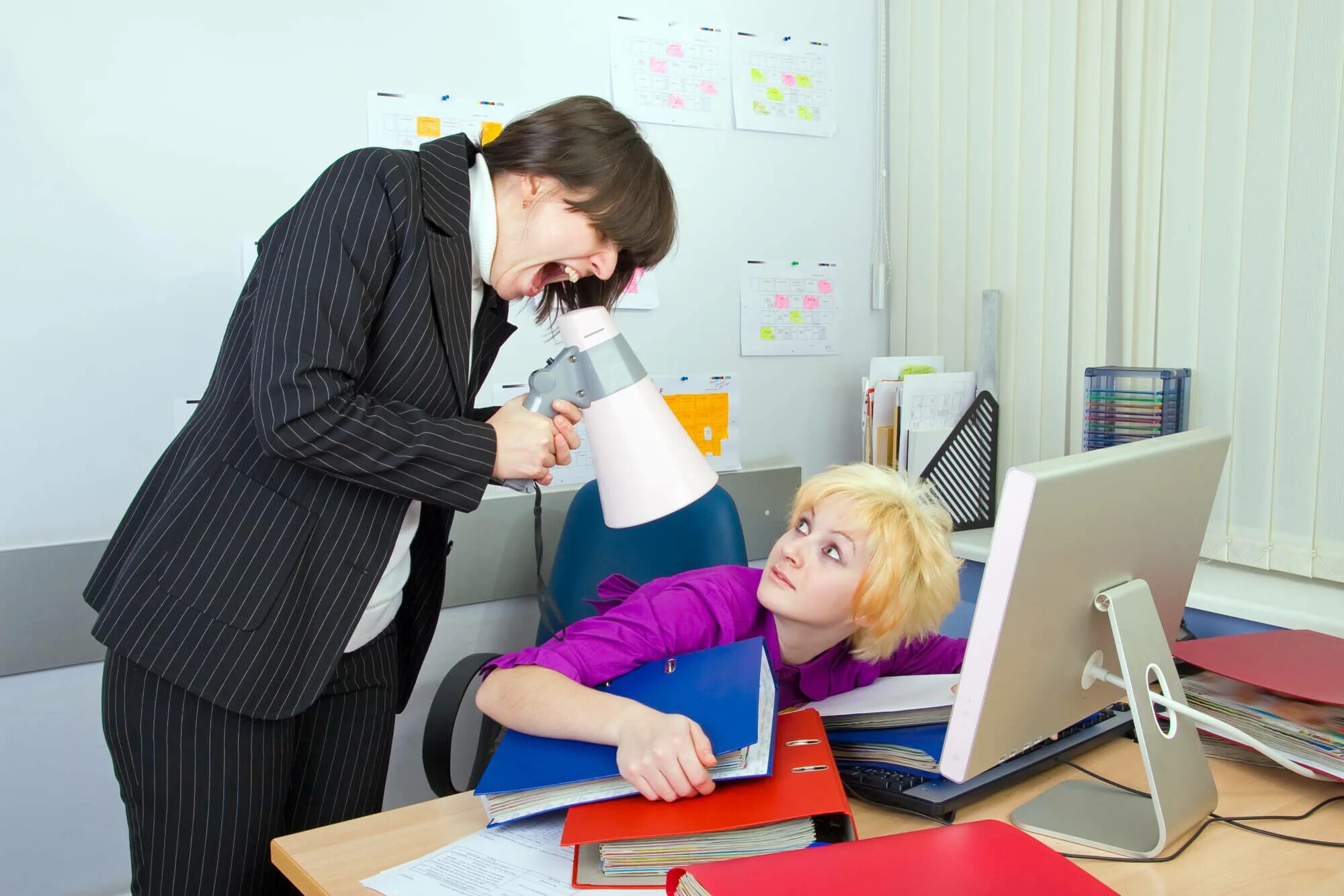 Властная женщина. Подчиненная женщина. Начальница издевается. Недовольная начальница. Конфликт в офисе.