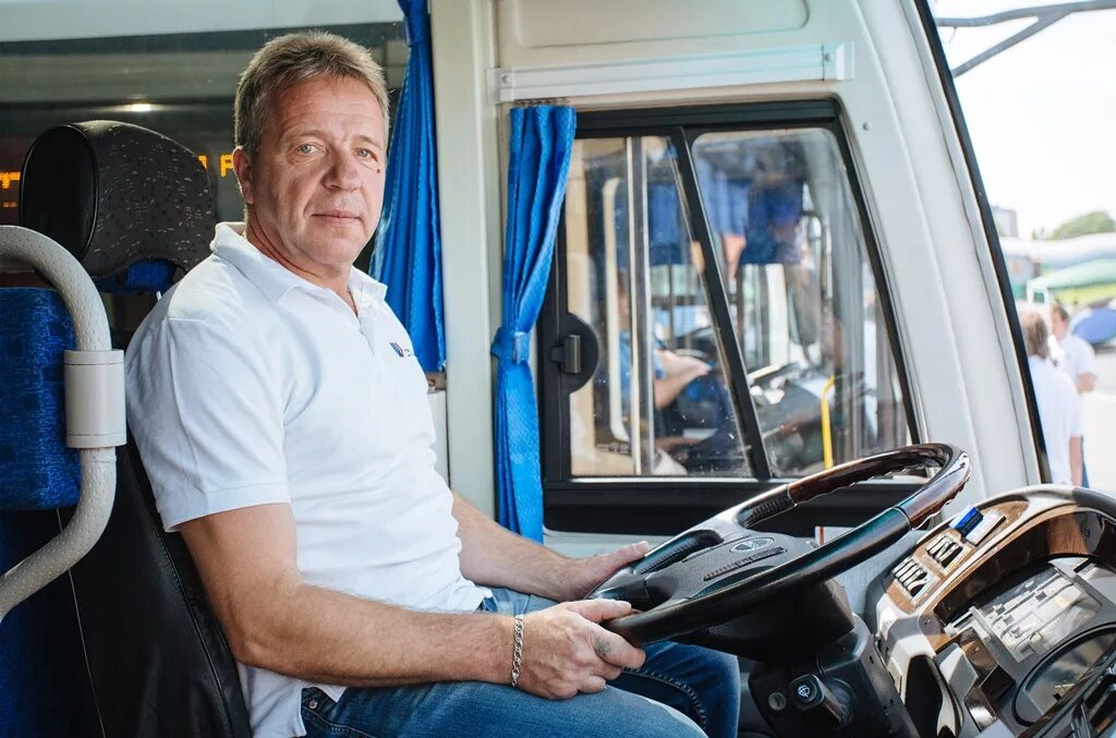 50 лет мужчина водитель. Водитель автобуса. Шофер автобуса. Мужчина водитель автобуса. Парень за рулем автобуса.