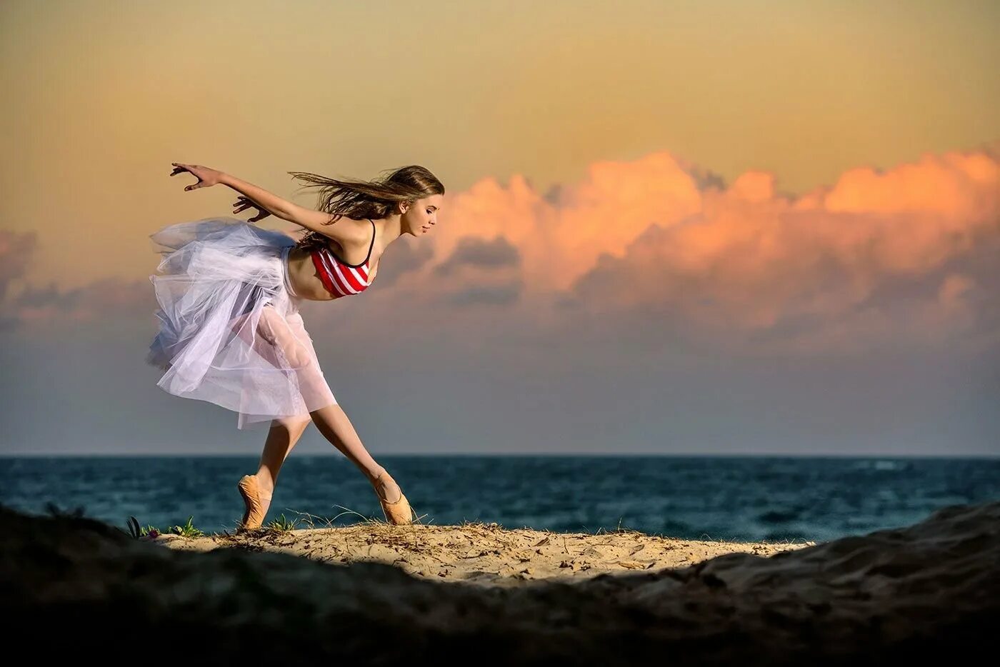 Расслабленный танец. Девушка танцует на берегу моря. Балерина на берегу моря. Балет на природе. Балерина на море.