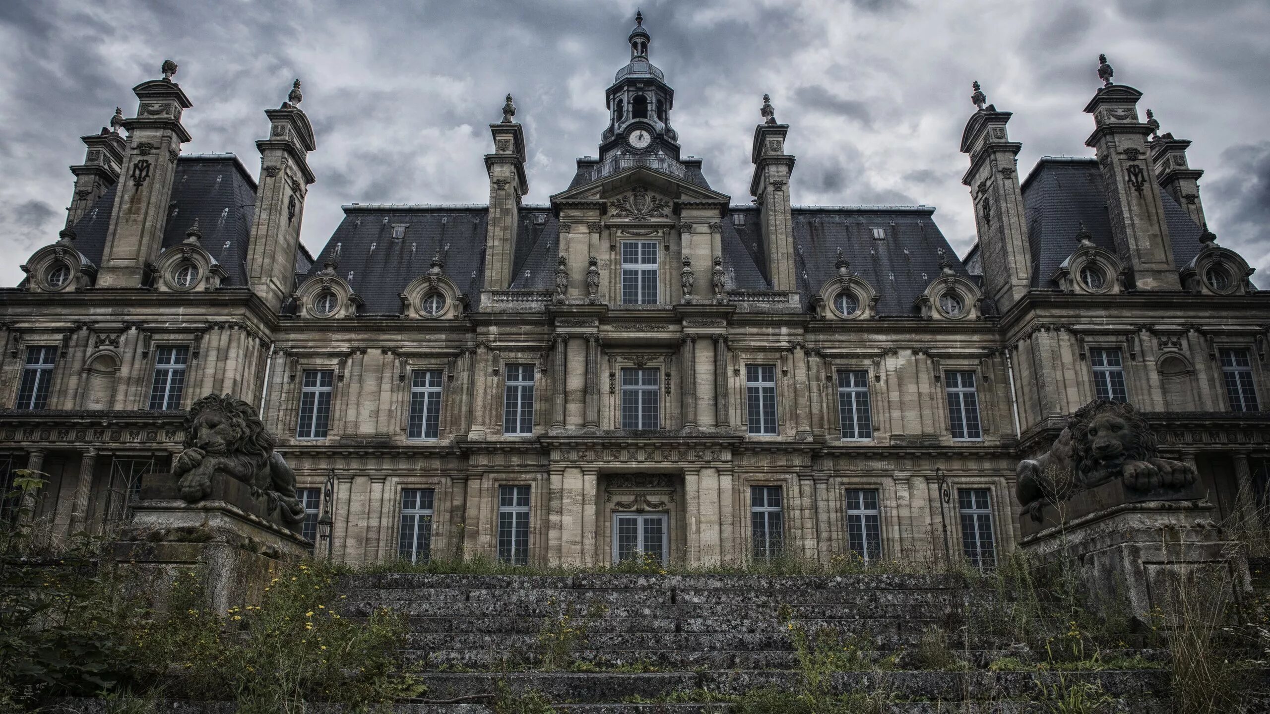 Заброшенный дворец в польше. Харвуд-хаус. Замок небворт англия. Старый дворец. Старый дворец.