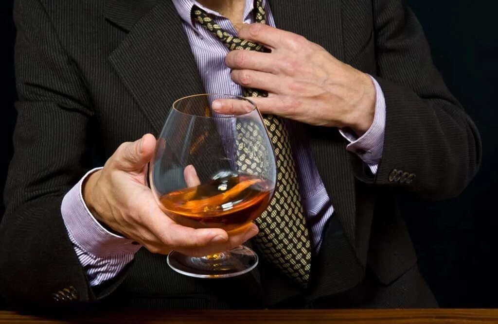 Человек с рюмкой. Застолье с алкоголем. Отец рюмка. Отец рюмка. Человек наливает в рюмку.