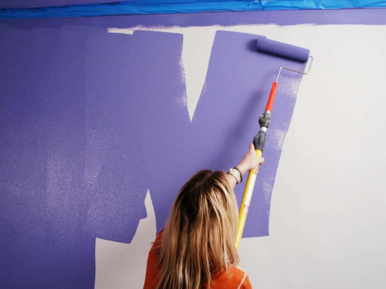 Краска для стен. Крашенные стены. Акриловая краска для стен. Водоэмульсионная краска для стен. Как покрасить обои в квартире