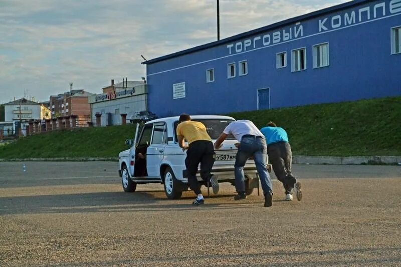 Автомат с толкача завести можно. Толкают машину. Толкают Жигули. Человек толкает машину. Пацаны толкают мотоцикл.