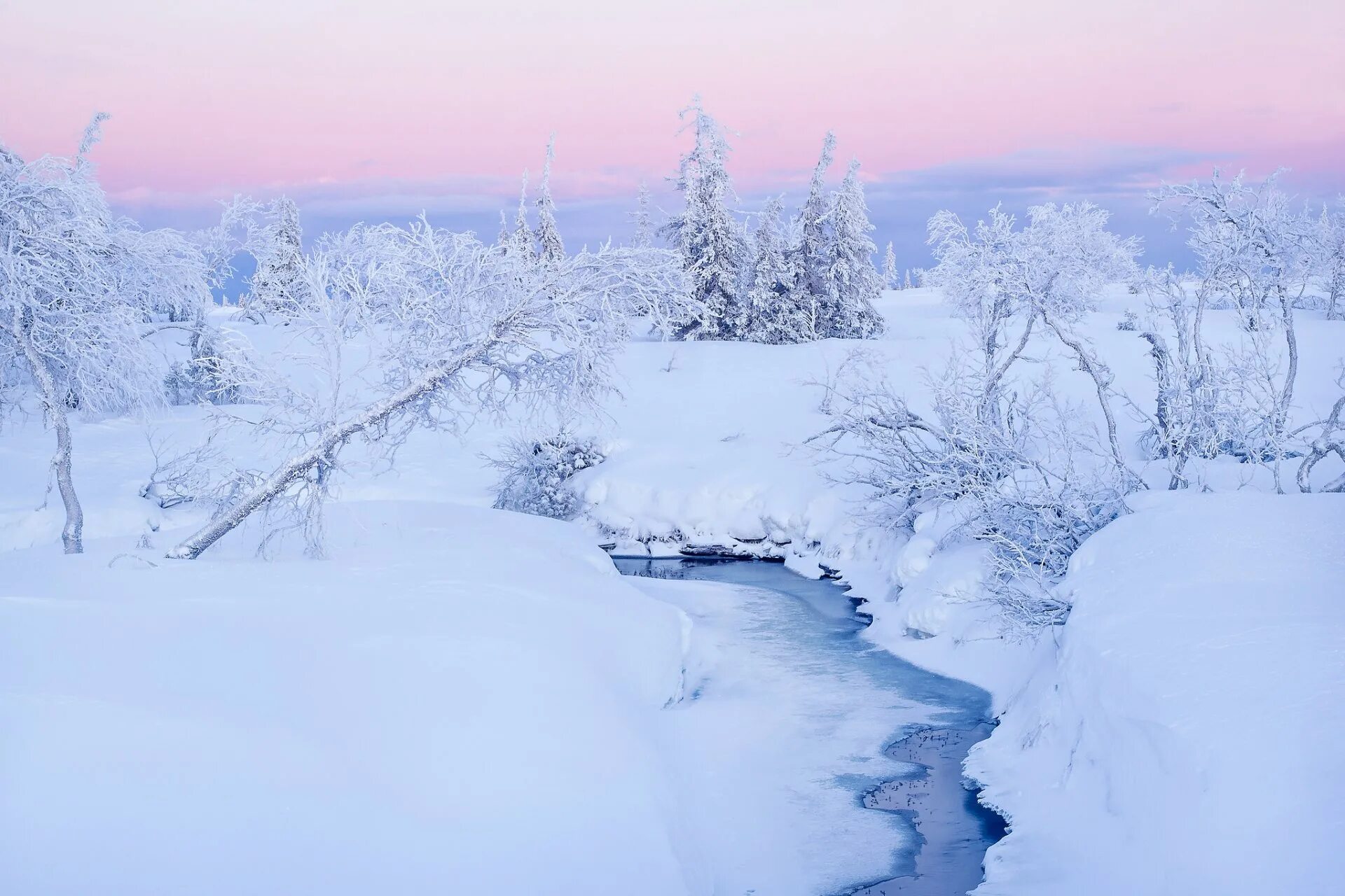 Зимний пейзаж. Снежный пейзаж. Зимние картинки. Зимний лес с рекой. Река снежный сугроб