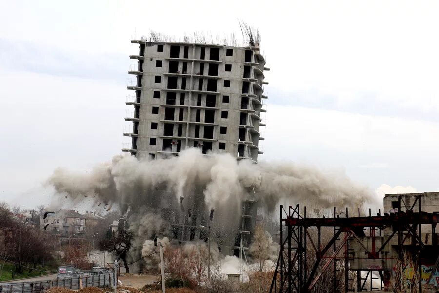 Здание разрушенное взрывом. Взрывы зданий и сооружений. Разрушение зданий. Взрыв здания. Разрушение зданий взрывом.