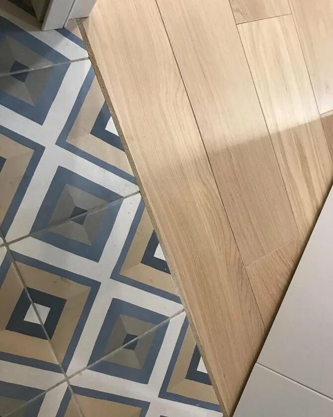 Плитка с ламинатом в коридоре. Стык плитки и ламината. Плитка и паркет в прихожей. Пол комбинированный паркет и линолеум. Стык между плиткой и линолеумом.