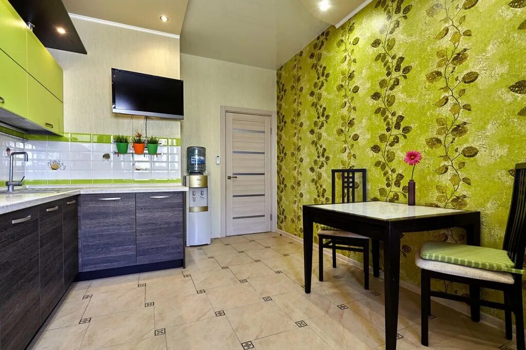 Кухни обклеенные обоями. Салатовые стены на кухне. Яркие обои для кухни. Красивый цвет обоев для кухни. Интерьер кухни с комбинированными обоями.