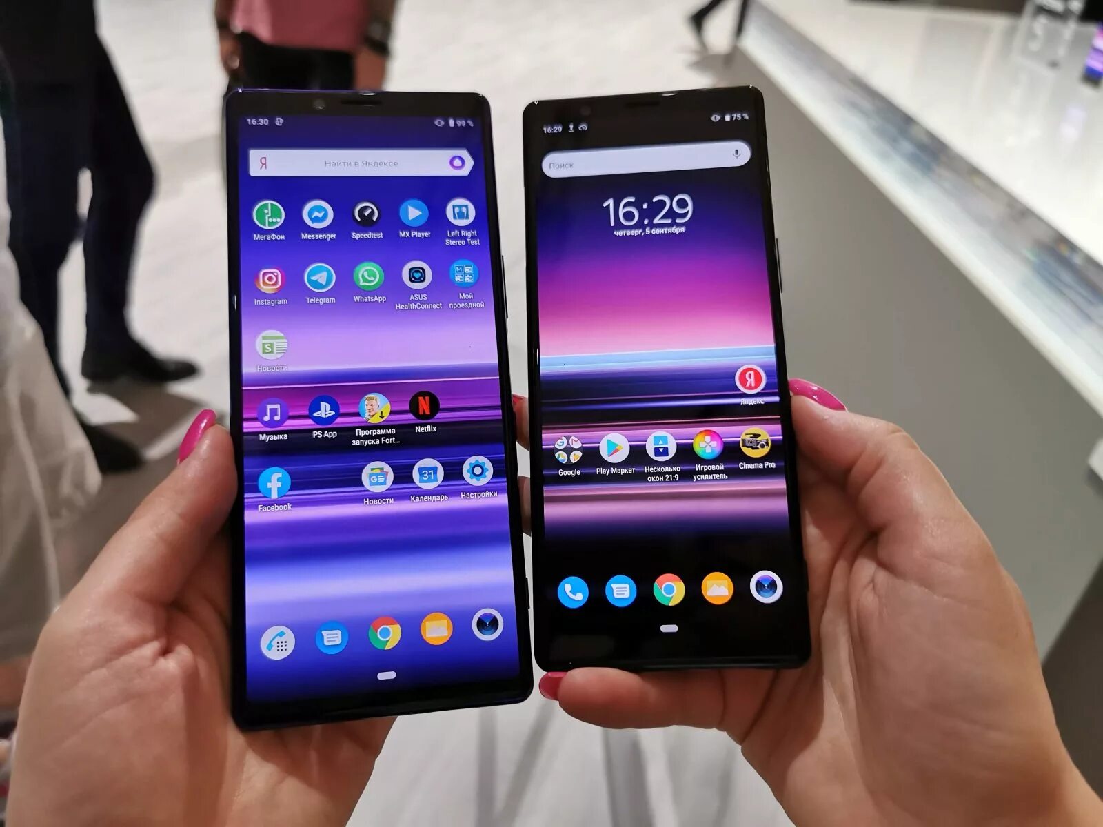 Sony xperia 1 vs. Sony Xperia 5 и Sony Xperia 1. Sony Xperia 1 4. Sony Xperia 1 безрамочный. Xperia 5 vs Xperia 1.