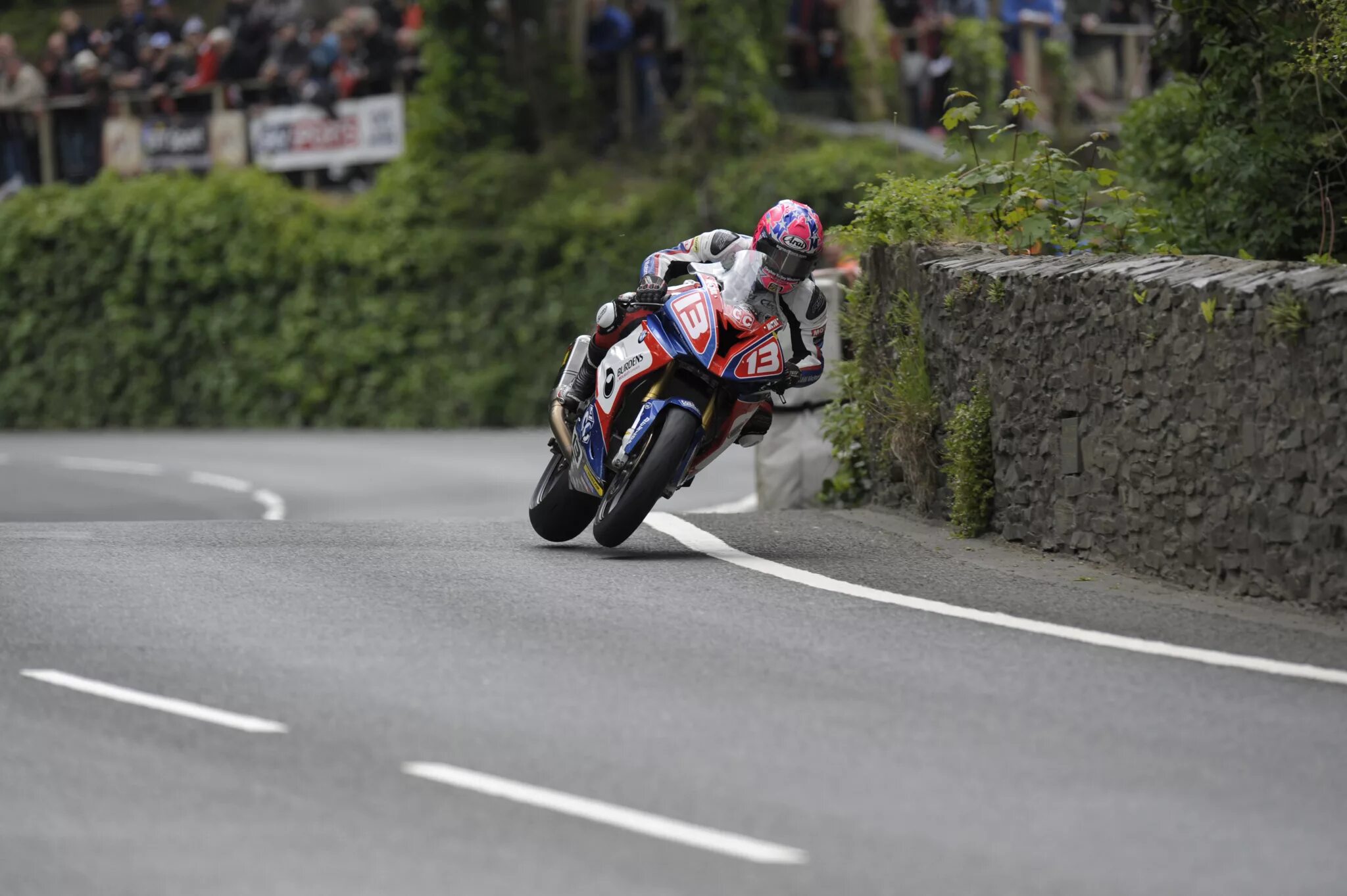 Race island. Гонки ТТ на острове Мэн. Isle of man TT трасса. Шапка Island man TT Race. Остров Мэн.