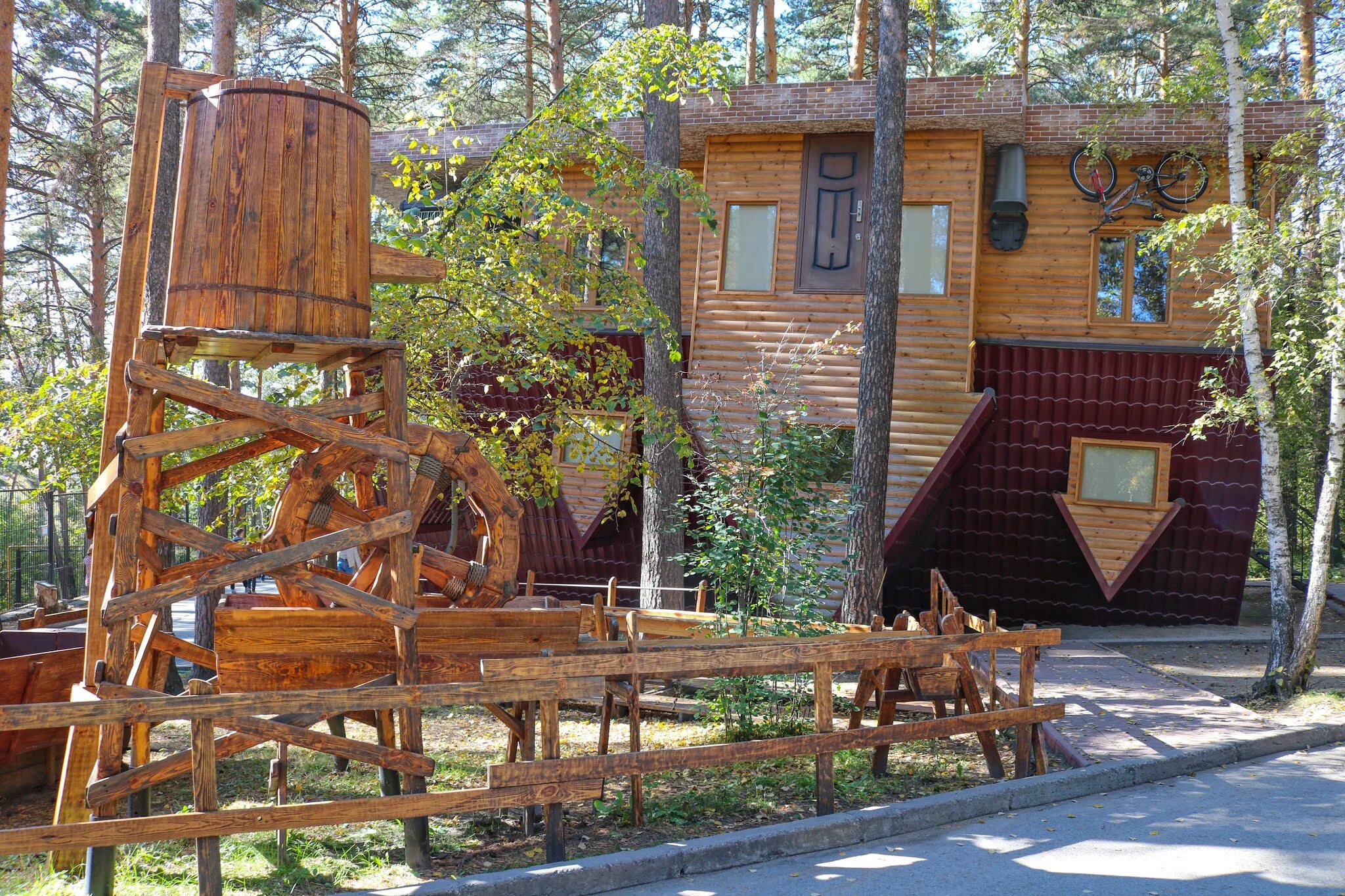 Новосибирск зоопарк дома. Бельчатник. Новосибирский зоопарк баба яга. Дом вверх дном новосибирск зоопарк. Дом вверх дном новосибирск зоопарк.