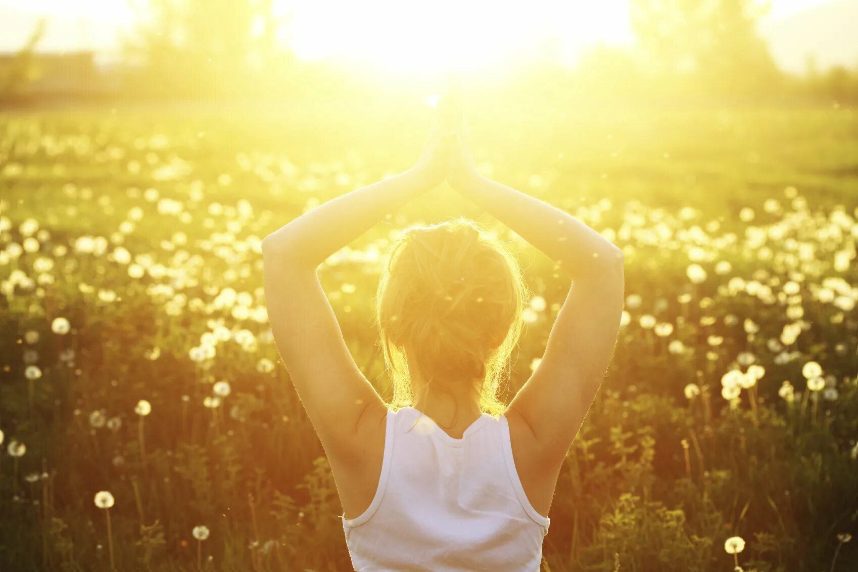 Медитация утренняя наполнение энергии. Девушка в солнечных лучах. Счастье солнце. Девушка в лучах солнца. Солнце и человек.