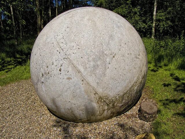 Большие бетонные шары. Бетонный шар. Шар из бетона. Бетонный шар для дачи'. Бетонные шары в ландшафтном дизайне.