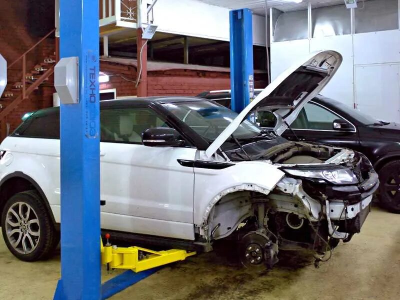 Кузовной ремонт ленд ровер. Range rover evoque ремонт кузова. Ремонт ленд ровер на ленинградке. Кузовной ремонт ленд ровер. Ленд ровер снятие кузова.