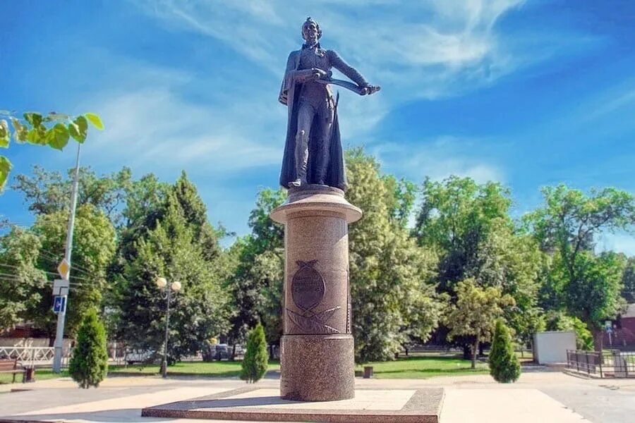 Какому великому полководцу установлен данный памятник. Памятник александру суворову в краснодаре. памятник полководцу суворову. памятник суворову в славянске на кубани. суворов памятник в краснодаре.
