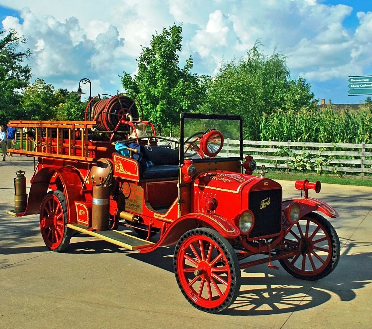 Первая пожарная машина. Ford model t firetrack. Ford model t Fire Truck. 1921 T Ford. Ford 1919 пожарный.