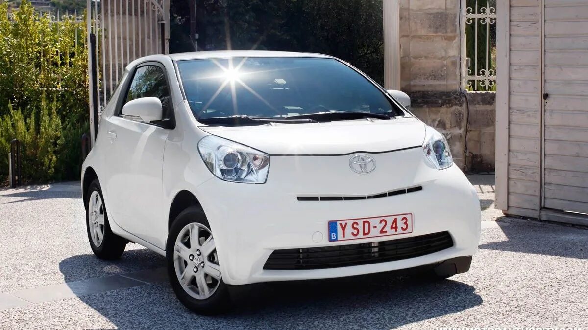 Какая тойота недорогая и экономичная. 5. Тойота ярис 2017 гибрид. Toyota prius c 2012. Тойота приус аква.