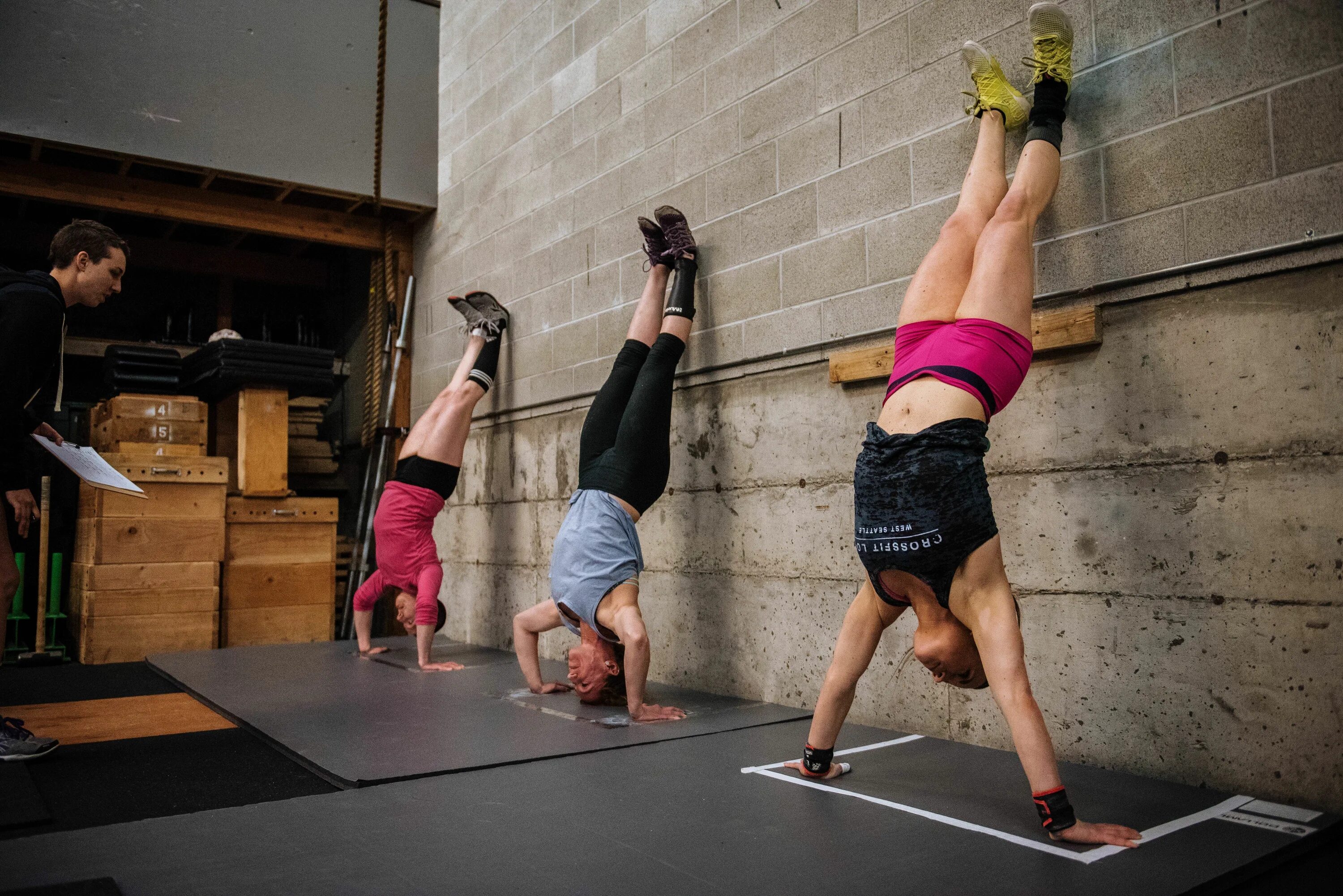 Отжимания вверх. Handstand Push up CROSSFIT. HSPU кроссфит. Кроссфит стойка на руках. Кроссфит отжимания в стойке на руках.