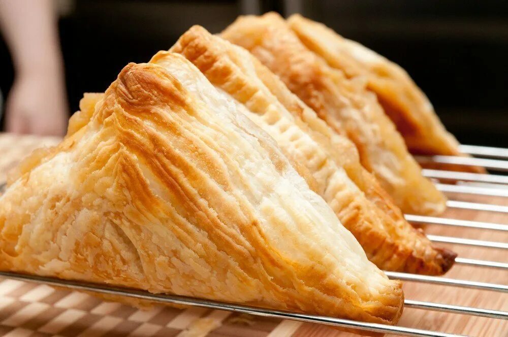 Слоеное недрожжевое тесто. Puff Pastry хачапури. Слоеное тесто. Треугольники из слоеного теста. Изделия из бездрожжевого теста.