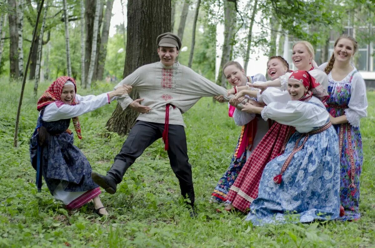 Танцы в деревне. Русские народные танцы в деревне. Девушка в русском народном костюме. Народный танец на природе.