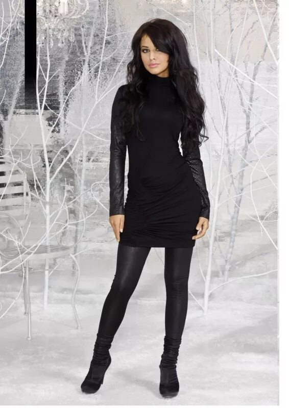 колготки mona ajra. кожаная юбка с теплыми колготками. платье свитер с колготками. платье с теплыми колготками. в платье и чулках.