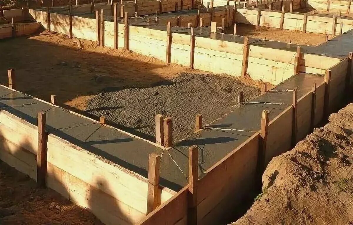 Бетонирование фундамента. Монолитный бетон в15. Опалубка для заливки фундамента. Как залить ленточный фундамент. Как залить ленточный фундамент.